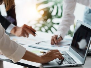 専門サービス・コンサルティング業界におけるメール配信の役割
